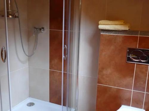 e bagno con doccia, servizi igienici e lavandino. di Chata Šafran a Liptovský Ján