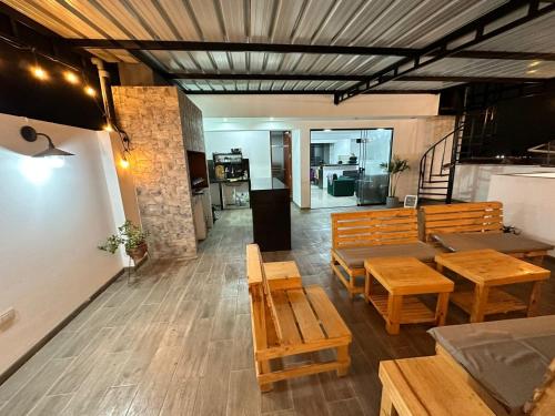 un restaurante con mesas de madera y bancos de madera en Morada Apart, en Tacna