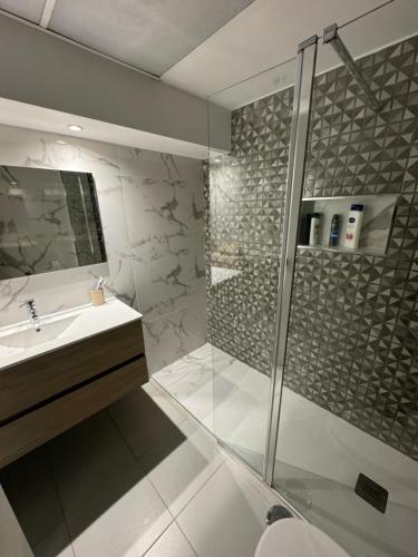 Ένα μπάνιο στο Newly refurbished 2 bed appt Vilamoura