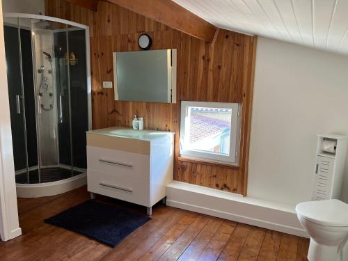 une salle de bain avec un lavabo blanc et une douche dans l'établissement Maison de rêve, à Boulogne-sur-Gesse