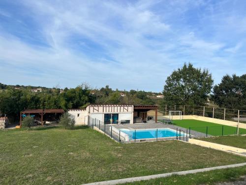 une maison avec une piscine et un court de tennis dans l'établissement Maison de rêve, à Boulogne-sur-Gesse