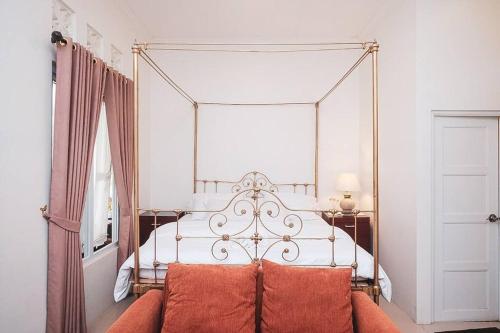 - une chambre avec un lit à baldaquin en métal dans l'établissement Villa Omah Dpartos, à Sleman