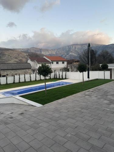 una casa con piscina en un patio en Villa Aria, en Mostar