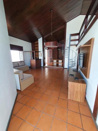ein Wohnzimmer mit einem Sofa und einem Tisch in der Unterkunft Casa Leonardo in São Luís