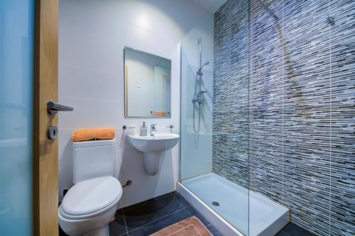 Bagno di Stylish 2BR Apt with balconies in St Julians, Paceville - APT 6 by Vaganza