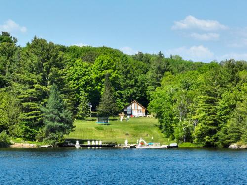 eine Hütte am Ufer eines Sees in der Unterkunft Muskoka Lakefront 3-bdrm Chalet in Port Carling