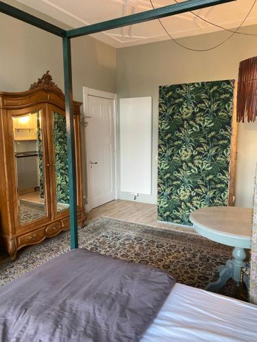 - une chambre avec un lit et un miroir dans l'établissement Het huis met de Barbies, à Arnhem