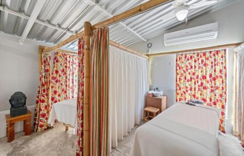 um quarto com uma cama, cortinas e uma mesa em Capcana Hotel Jardins em São Paulo