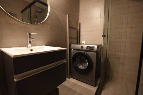 uma casa de banho com uma máquina de lavar roupa e um lavatório em LOFT entero con excelente ubicación, a minutos de AGUADA PARK em Montevidéu