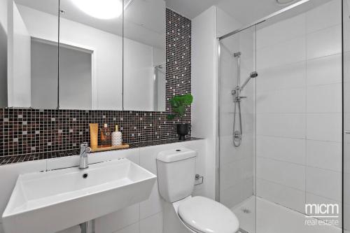 een badkamer met een toilet, een wastafel en een douche bij 2BR & Balcony - Pool & GYM - Train Station - 3 min in Melbourne