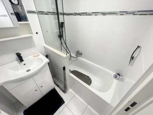 Photo de la galerie de l'établissement Appartement 2P avec Piscine à 150 m Plage proche Palais, à Cannes