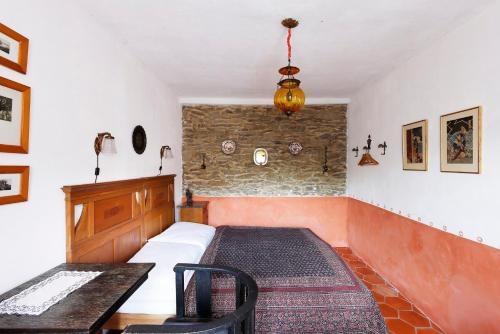 Camera piccola con letto e tavolo di Chalupa Baroko a Mojné