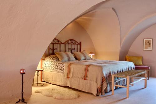 een slaapkamer met een groot bed op een zolder bij Antica Masseria le Monache in Grottaglie