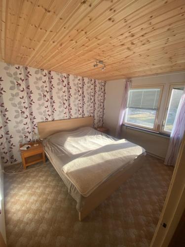Gemütliches Ferienhaus Lindvägen tesisinde bir odada yatak veya yataklar