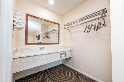 een badkamer met een wastafel en een spiegel bij Sunrise Inn in Eastman
