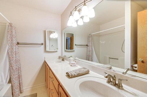 La salle de bains est pourvue d'un lavabo et d'un grand miroir. dans l'établissement Prescott Condo with Balcony 3 Mi to Downtown!, à Prescott