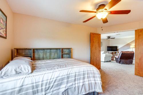 1 dormitorio con 1 cama y ventilador de techo en Prescott Condo with Balcony 3 Mi to Downtown!, en Prescott