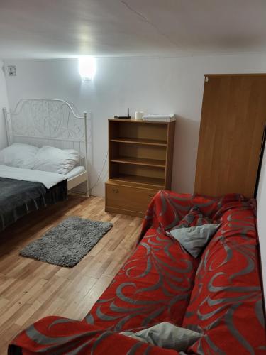 ein Schlafzimmer mit einem Bett und einer Kommode in der Unterkunft Grzegorzecka Room nr 5 in Krakau