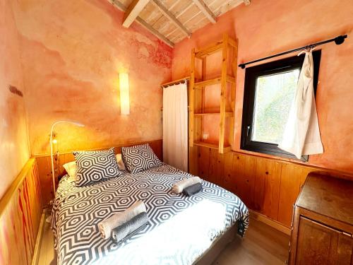 une chambre avec un lit dans une pièce avec une fenêtre dans l'établissement *L'Orangeraie* Maison avec jardin, tennis, parking, à Nîmes