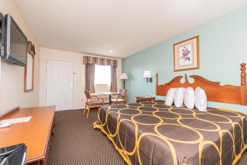 een hotelkamer met een bed en een bureau bij Sunrise Inn in Eastman