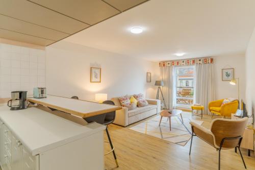 a kitchen and living room with a couch and a table at avenida arriaga 405 in Funchal