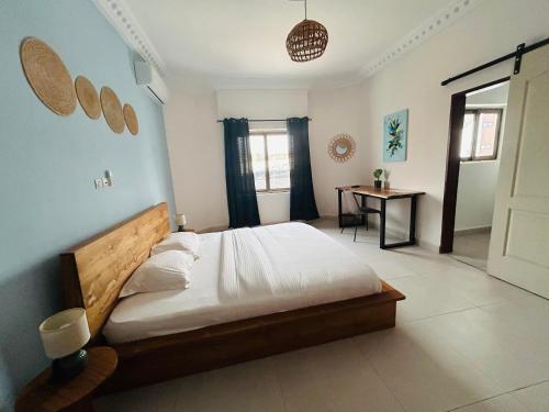 Una cama o camas en una habitación de Cocoon Guest House