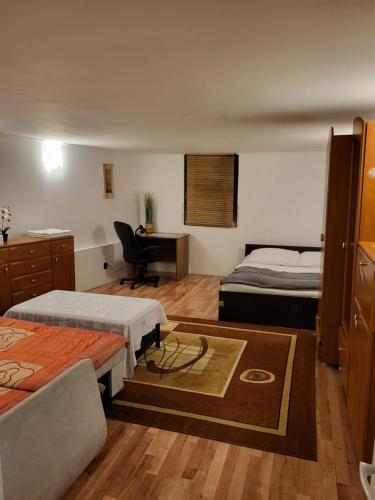 een slaapkamer met 2 bedden en een bureau. bij Grzegorzecka Room nr 3 in Krakau