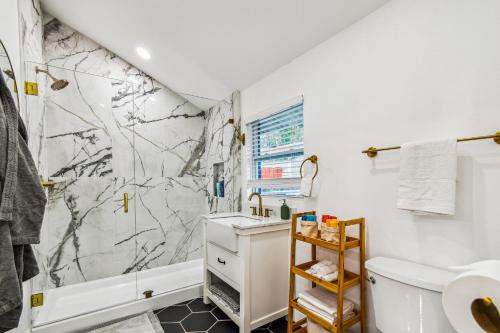 ein Badezimmer mit einer Marmorwand in der Unterkunft Casa De Sarasota Cozy fun and discreet getaway in Sarasota