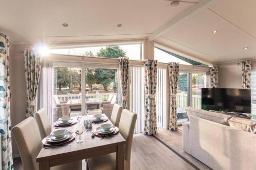 Woodland Jewel Lodge with Hot Tub photo 5