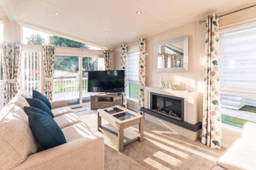 Woodland Jewel Lodge with Hot Tub photo 6