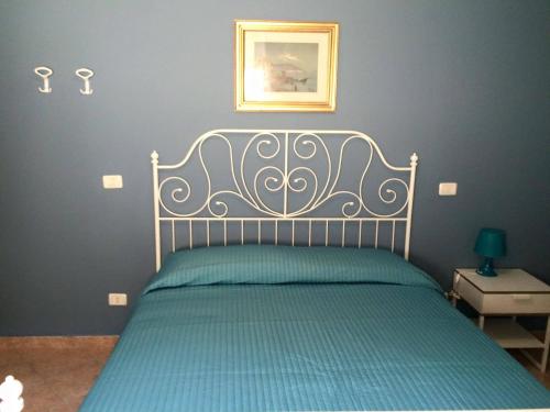 - une chambre avec un lit et une photo sur le mur dans l'établissement La Piazza B&B, à Vercurago