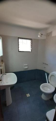 baño con lavabo y aseo y ventana en Maimará Jujuy en Maimará