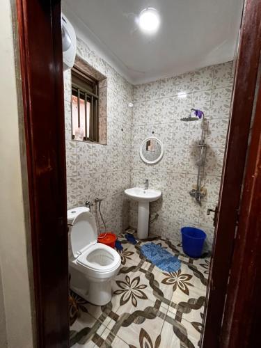 坎帕拉的住宿－Kampala Flat，一间带卫生间和水槽的浴室