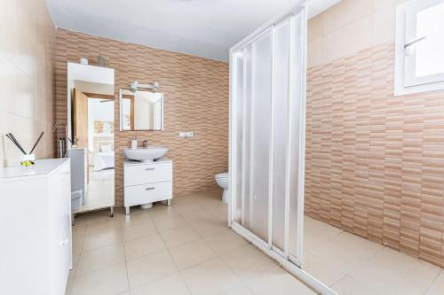 8 Guests Large Villa near Bossa Beaches & Airport في سان خوسيه دي سا أتاليا: حمام مع حوض ومرحاض ومرآة