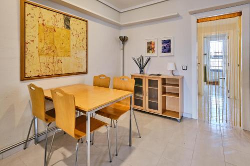 ein Esszimmer mit einem Holztisch und Stühlen in der Unterkunft Penthouse Inlakesh in Valencia