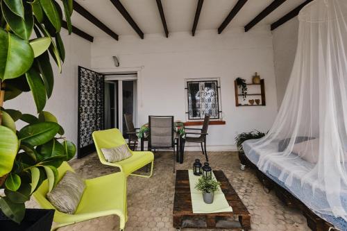 ein Wohnzimmer mit einem Bett und einem Sofa in der Unterkunft Penthouse Inlakesh in Valencia
