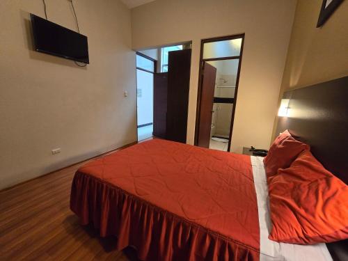 Postel nebo postele na pokoji v ubytování Pacific Suites Hotel