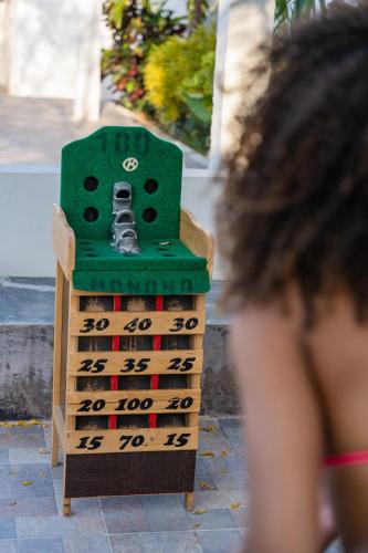 a green chair sitting on top of a wooden ruler at Casa Campo Mi Valle Km9 in Valledupar