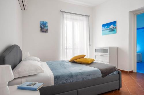 um quarto branco com uma cama e uma janela em Sedie Volanti Apartment with Jacuzzi em Palermo