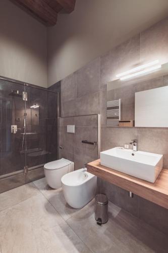 a bathroom with a sink and a tub and a toilet at Agriturismo Querceto in Frazione Mocaiana