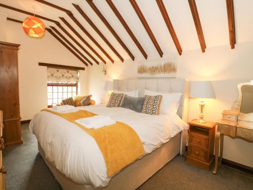 ein Schlafzimmer mit einem großen weißen Bett in einem Zimmer in der Unterkunft King's Cottage in Bedale