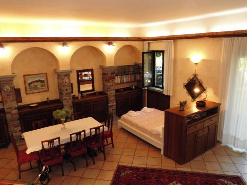 1 dormitorio con 1 cama, mesa y sillas en APPARTAMENTO OASI tra LAGHI E MONTI, en Borgo Ticino