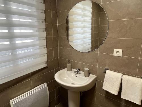 een badkamer met een wastafel en een spiegel bij Cardenas Home Diamante in Santa Fe