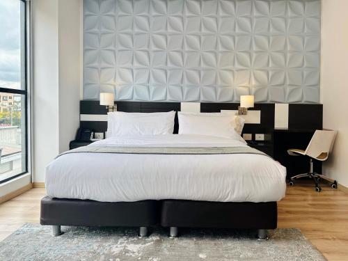 a bedroom with a large bed with a large headboard at Luhho Indulgence in San Patricio in Bogotá