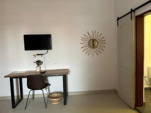 Una televisión o centro de entretenimiento en Cocoon Guest House
