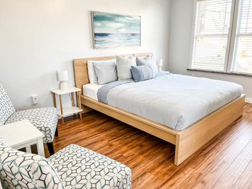 1 dormitorio con 1 cama y 1 silla en Anchors Away - Relaxing Cottage Minutes from Lake, en Buckeye Lake