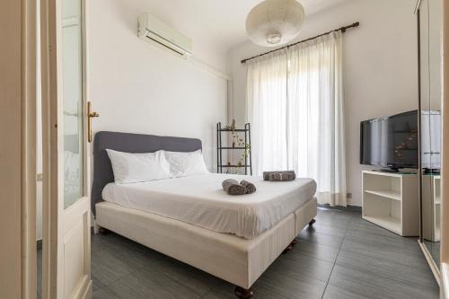 Schlafzimmer mit einem Bett und einem Flachbild-TV in der Unterkunft [Porta-Venezia/Milano Centrale]Luxury Apartment in Mailand