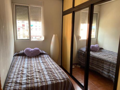 Habitación con cama individual tesisinde bir odada yatak veya yataklar
