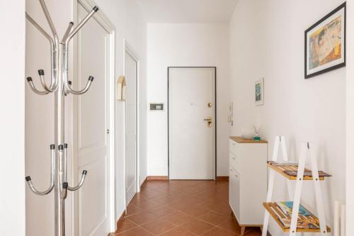 um corredor com uma porta branca e um espelho em Sedie Volanti Apartment with Jacuzzi em Palermo