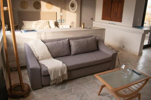salon z kanapą i łóżkiem w obiekcie Maridaje Hosting w mieście Lujan de Cuyo